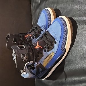 Jordan Spizike knicksz 11 no box worn once or twice. Missing top of side pieces
